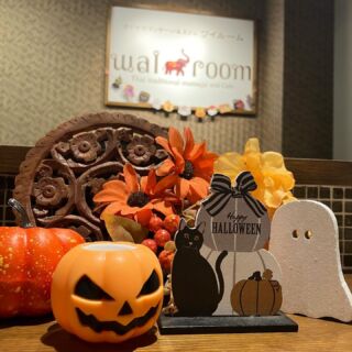 こんばんは🌛
ワイルーム新小岩店です🐘✨️

10月はハロウィンですね〜🎃
ということで店内もちょっぴりハロウィン仕様になりました😊

日中は蒸し暑さがありますが夜は寒かったりと、、、寒暖差がありますので体調すぐしやすい時期です💦

是非！タイ古式マッサージで日頃のお疲れを癒しながら血行促進、柔軟性up目指してケアしていきましょう💪

【求人募集＊】
タイ古式マッサージ&カフェwairoom🇹🇭🐘

こちらのアカウントでは、
✅働くにあたってのアドバイス
✅スタッフの雰囲気
✅お店の様子
をこれから載せていきます。
一緒に、楽しく働いてくれるスタッフを募集しております。

========================
#女性の自立
#女性の悩み
 #タイ古式
＃タイ古式マッサージ
 #リラクゼーション
＃タイストレッチ専門店
#セラピスト
#未経験者歓迎
#ドライヘッドスパ
#リフレクソロジー
#女性の自立応援
#女性のキャリア

#ワイルーム
 #タイ古式マッサージ
 #リフレクソロジー 
 #アイヘッド
 #リリースカッター
 #アロママッサージ
#ヘッドスパ